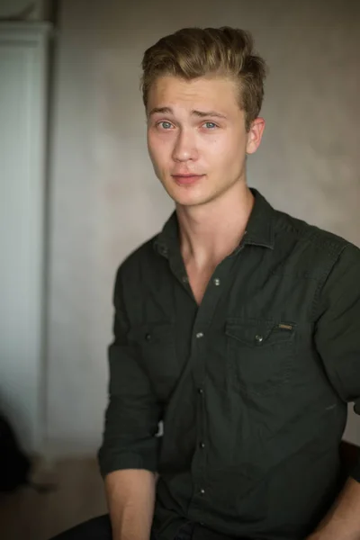 Ein Shooting Eines Jungen Kaukasischen Hübschen Blonden Mannes Vor Grauem Stockfoto