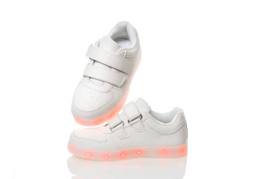 Led ışık sole ile beyaz sneackers. Beyaz arka plan üzerinde izole.