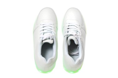 Led ışık sole ile beyaz sneackers. Beyaz arka plan üzerinde izole.