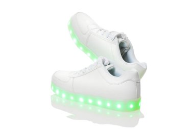 Led ışık sole ile beyaz sneackers. Beyaz arka plan üzerinde izole.