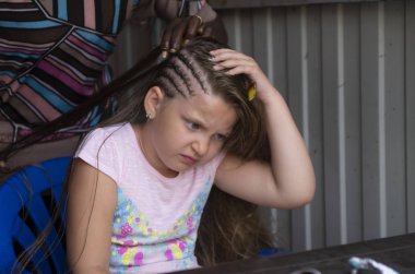 Dreadlocks ile küçük kız portresi