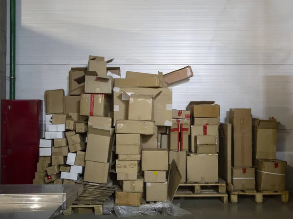 物流办公室的成堆箱子 — 图库照片