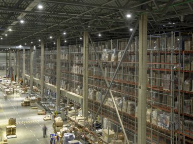 Raflar, paletler, kutular ve ekipman ile Depo iç