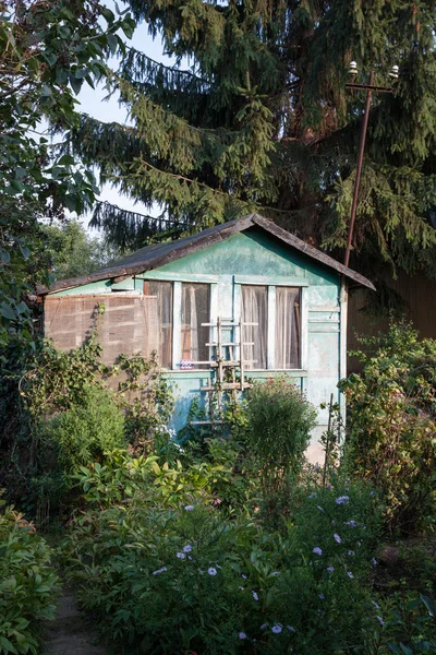 Houten Hut Tuin Van Toewijzing Tijdens Zomer Stockafbeelding