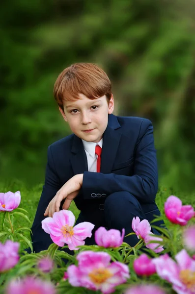 Zewnątrz Portret Chłopca Ciemny Garnitur Będzie Pierwszej Komunii Świętej — Zdjęcie stockowe