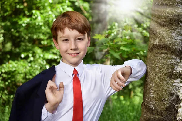 Außenporträt Eines Kleinen Jungen Dunklen Anzug Der Zur Erstkommunion Geht — Stockfoto