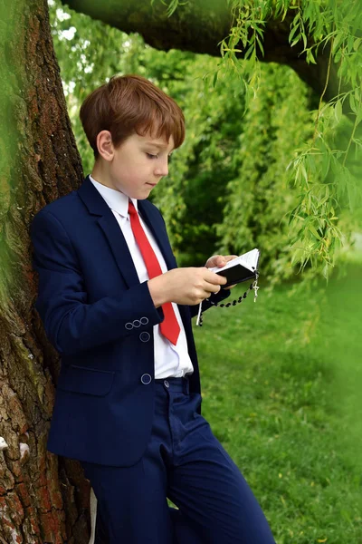 Retrato Aire Libre Del Joven Traje Oscuro Yendo Primera Comunión — Foto de Stock