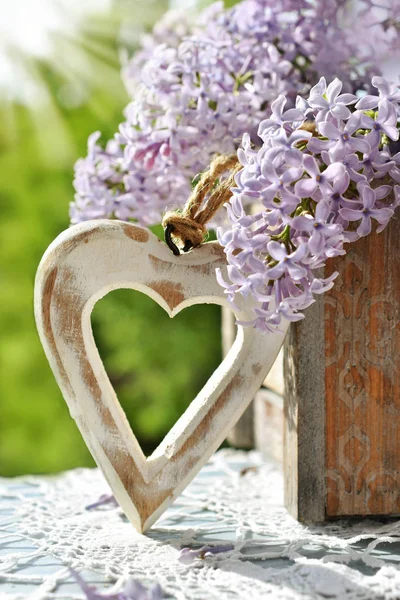 Houten Hart Bos Verse Lila Bloemen Stilleven Als Liefde Concept — Stockfoto