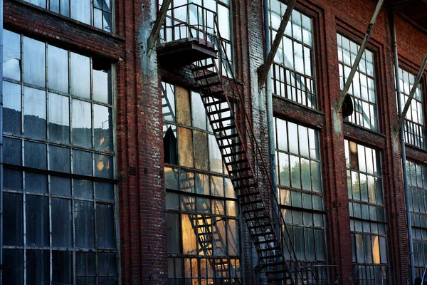 Opuszczona Włókienniczych Budynku Fabrycznym Dużymi Oknami Schody Ewakuacyjne Zachodzie Słońca — Zdjęcie stockowe