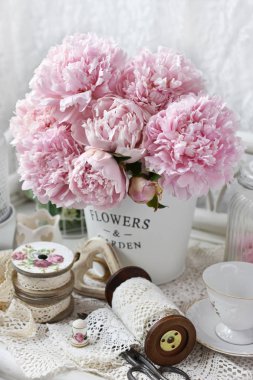 pembe peony çiçek shabby chic tarzı iç metal kovada demet