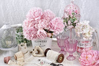 pembe peony çiçek shabby chic tarzı iç metal kovada demet