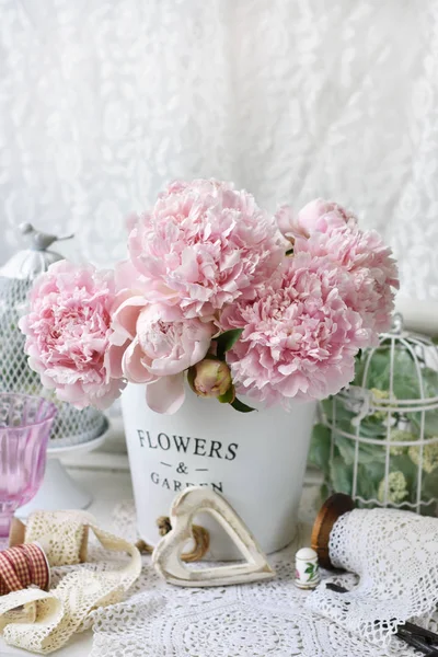 Bukett Rosa Pion Blommor Metall Hink Shabby Chic Stil Interiör — Stockfoto