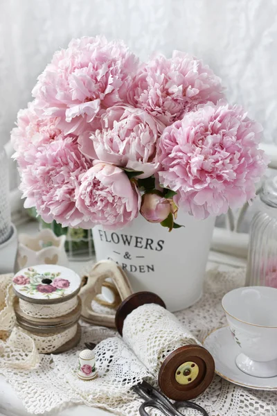 Virágcsokor Rózsaszín Bazsarózsa Shabby Chic Stílust Belső Fém Vödör — Stock Fotó