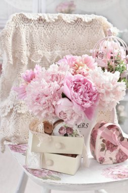 pembe peony çiçek shabby chic tarzı iç vintage sandalyeye demet