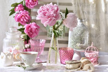 Güzel porselen fincan ve şakayık çiçekleri shabby chic tarzı iç tablo içinde meyve çayı 