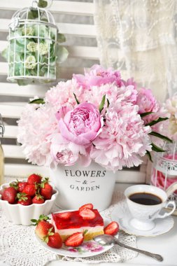 Şekerli tatlı çilek reçelli kek, kahve ve meyve shabby chic tarzı iç