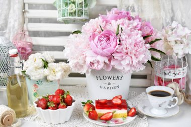 Şekerli tatlı çilek reçelli kek, kahve ve meyve shabby chic tarzı iç