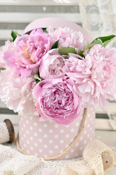 Blumenstrauß Aus Rosa Pfingstrosen Gepunkteter Schachtel Shabby Chic Stil — Stockfoto