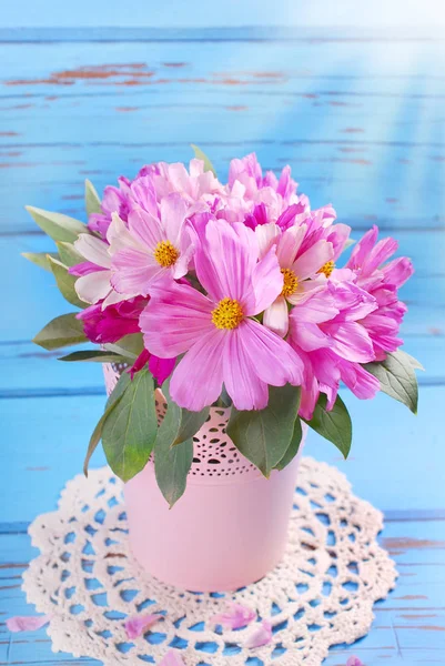 Vazoda Çiçekler Taze Pembe Cosmos Küçük Bir Buket — Stok fotoğraf