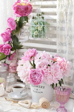 pembe peony çiçek shabby chic tarzı iç metal kovada demet