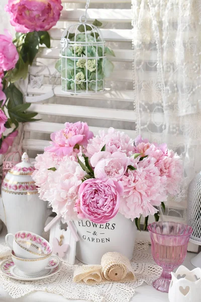 Růžová Pivoňka Kytice Plechový Kbelík Shabby Chic Stylu Interiéru — Stock fotografie