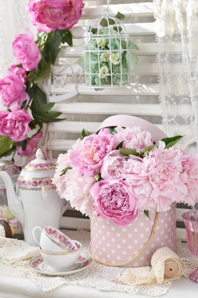 Blumenstrauß Aus Rosa Pfingstrosen Gepunkteter Schachtel Shabby Chic Stil — Stockfoto