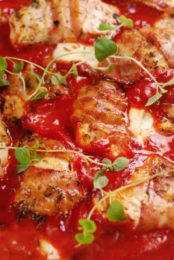 mozzarella ve domates soslu tavada demlenmiş prosciutto ile tavuk göğsü fileto ızgara