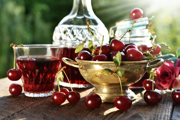 Házi Készítésű Cseresznye Likőr Kristály Kancsó Friss Gyümölcs Asztalon Kertben — Stock Fotó