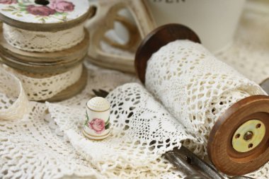 Natürmort vintage tarzı Pamuk Dantel ile trim bobinler ve dikiş aksesuarları 