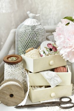 Natürmort Pamuk Dantel ile trim bobinler ve vintage tarzı iç dikiş aksesuarları