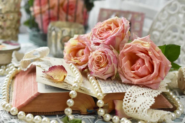 Nature Morte Stile Vintage Con Bellissime Rose Rosa Distese Sul — Foto Stock