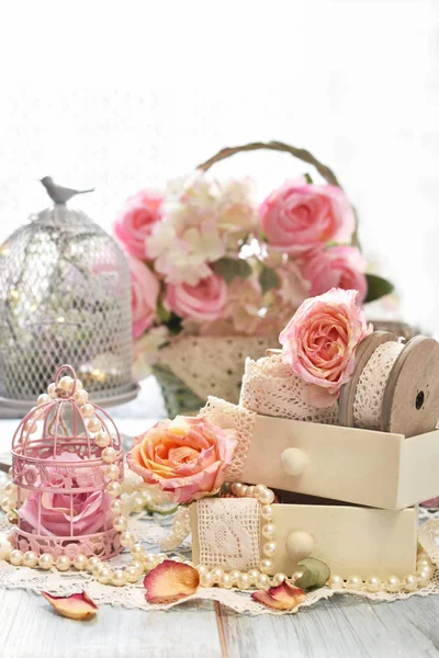 破旧别致的风格室内装饰花边和粉红色的玫瑰在桌子上的小抽屉 — 图库照片