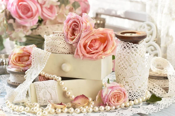 レースとピンクのバラはテーブルの上の小さな引き出しの中ぼろぼろのシックなスタイル インテリア — ストック写真