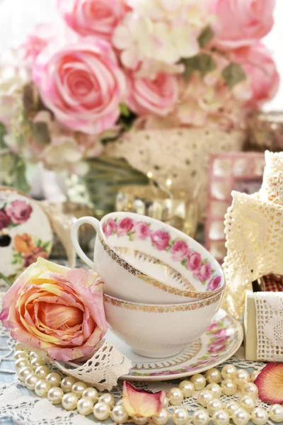 eski püskü şık stil iç dekorasyon porselen çay bardak, dantel ve masanın üzerine pembe gül ile