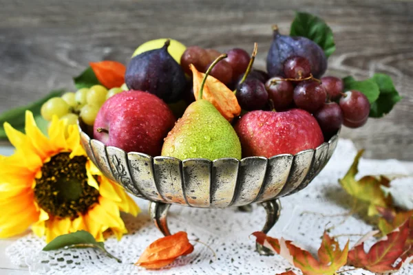 ビンテージ スタイル金属プラッタで秋の果物の静物 — ストック写真