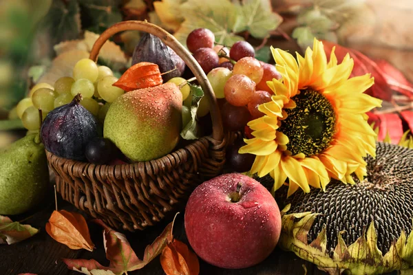 Ψάθινο Καλάθι Γεμάτο Φθινόπωρο Φρούτα Στο Ξύλινο Τραπέζι Ρουστίκ Στυλ — Φωτογραφία Αρχείου