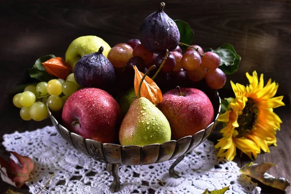 Őszi Gyümölcsök Csendélet Rusztikus Stílusú Fából Készült Asztal — Stock Fotó