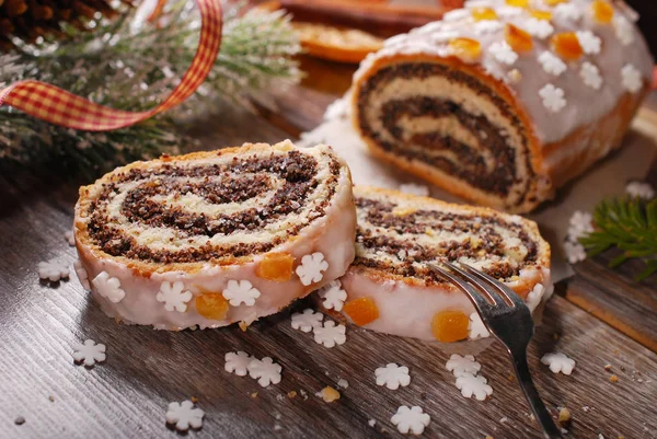 Weihnachtsmohnkuchen Teilweise Auf Holztisch Rustikalen Stil — Stockfoto