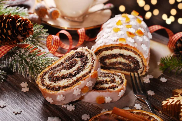 Boże Narodzenie Poppy Seed Cake Częściowo Sleeced Drewnianym Stole Stylu — Zdjęcie stockowe
