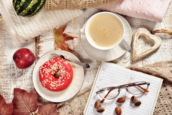 Cama Plana Otoño Con Café Donut Planificador Suéteres Calientes —  Fotos de Stock