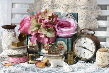 Vintage tarzı natürmort minyatür demir maddeleri, dantel, çalar saat ve çiçek koleksiyonu ile