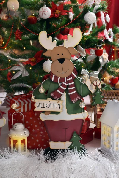 Vintage Stijl Inrichting Met Houten Rendier Staan Voor Kerstboom — Stockfoto