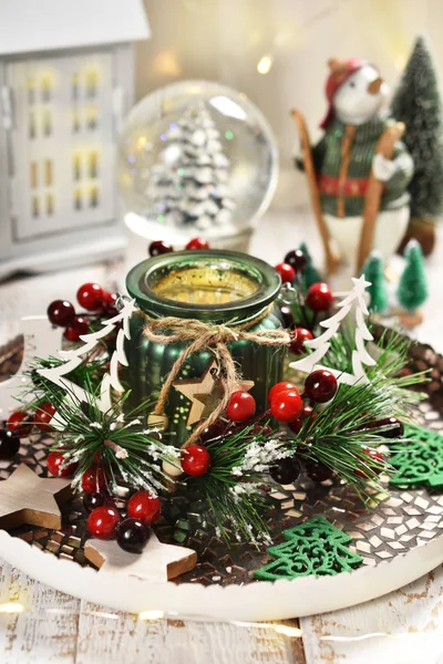 在复古风格的托盘上用蜡烛玻璃灯笼的圣诞装饰 — 图库照片