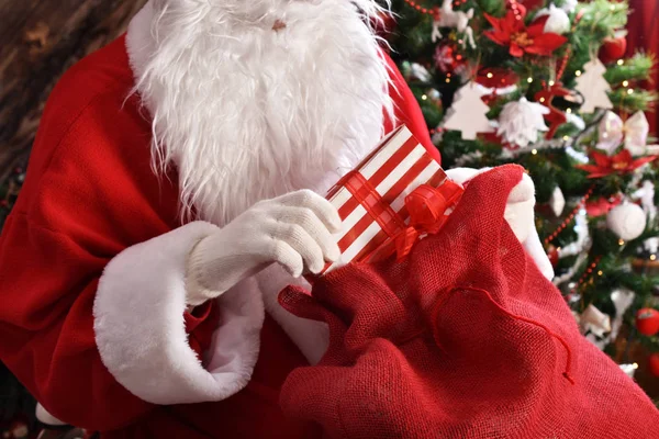 Santa Claus Sentado Frente Árbol Navidad Sacando Regalos Navidad Saco —  Fotos de Stock