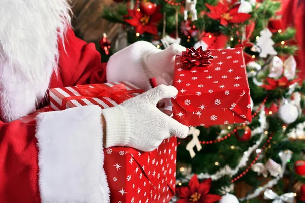 Kerstman claus met kerstcadeaus — Stockfoto