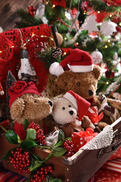 Drei Vintage Teddybären Weihnachtsmützen Sitzen Alten Koffern Vor Dem Weihnachtsbaum — Stockfoto