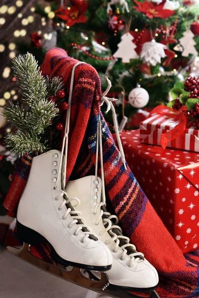 크리스마스 장식으로의 매달려 전나무와 스케이트 — 스톡 사진