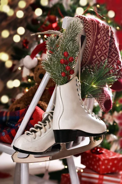 Weiße Eiskunstläufer Mit Tannenzweigen Die Als Dekoration Vor Dem Weihnachtsbaum — Stockfoto