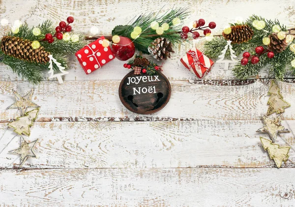Weihnachten Flach Gelegt Hintergrund Auf Weißem Holzbrett Mit Tannenzweigen Und — Stockfoto