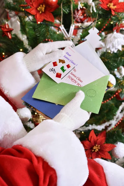Крупный План Санта Клауса Держащего Стопку Писем Открыток Детей Читающего — стоковое фото